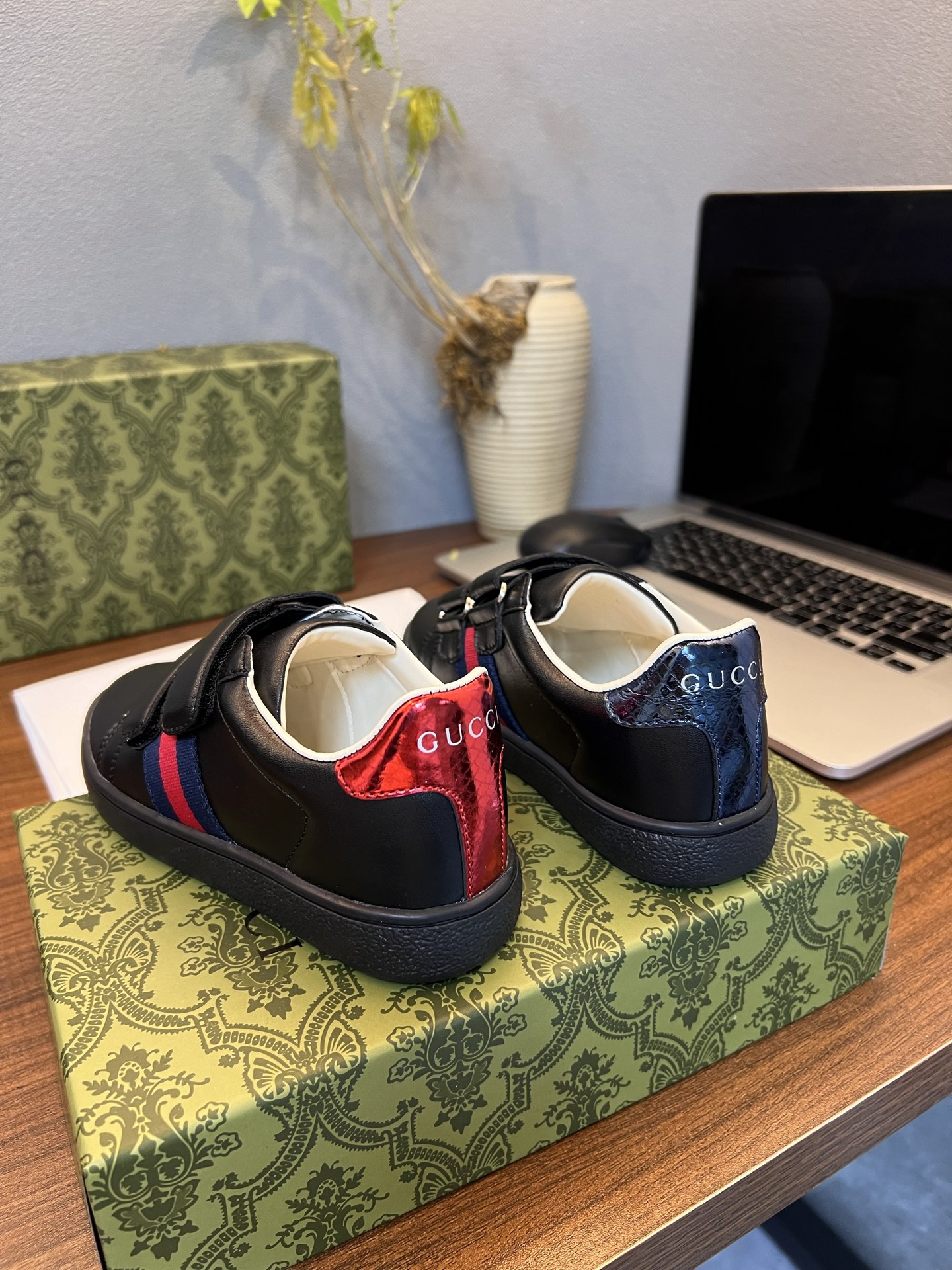 Children's shoes child